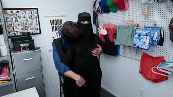 Officer Confronts Hijab Shoplifter Nubile About Her Crime - Lifterhub