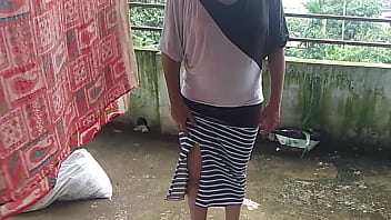 कपडे सुखाती पड़ोसन भाभी को पटाकर बैडरूम में चुदाई किया ! Gonzo Nepali Hook-up
