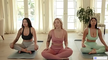 Girly-girl yoga class - Kali Roses, Violet Myers, Carolina Cortez