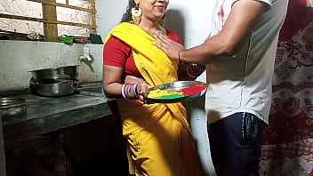 होली पर सेक्सी भाभी को रंग लगाकर किचन स्टैंड पर दर्दनाक चोदा Hard-core Bhabhi Poke साफ हिंदी आवाज में