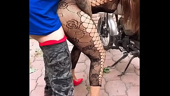 CHICA MOTOCICLISTA TENIENDO SEXO Rectal CON SU PRIMO EL MECANICO Pornography