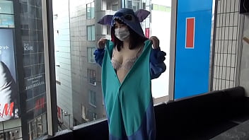 A woman running away from home wearing gurumi becomes a real onapet for the motel fee!