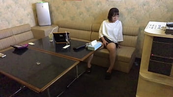 [Amateur] A ample schoolgirl who drains with karaoke